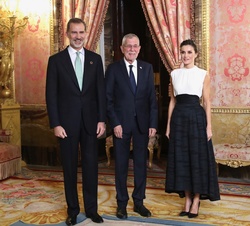 Sus Majestades los Reyes junto a Su Excelencia el Presidente de la República de Austria