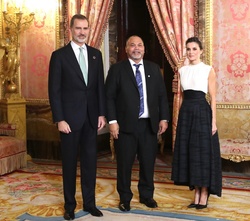 Sus Majestades los Reyes junto a Su Excelencia Lionel Aingimea, Presidente de la República de Nauru
