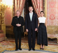 Sus Majestades los Reyes junto al Eminentísimo y Reverendísimo Señor Cardenal Pietro Parolin, Secretario de Estado de la Santa Sede