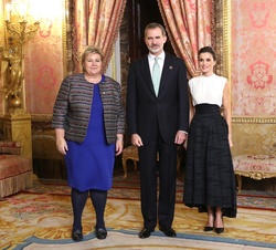 Sus Majestades los Reyes junto a la Excma. Sra. Erna Solberg, Primera Ministra del Reino de Noruega