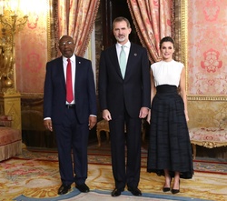 Sus Majestades los Reyes junto al Excmo. Sr. Ruhakana Rugunda, Primer Ministro de la República de Uganda