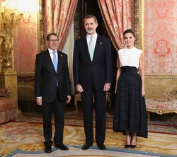 Sus Majestades los Reyes junto al Excmo. Sr. Saadeddine Othmani,Jefe del Gobierno de Marruecos