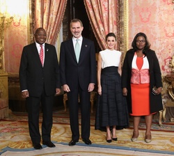 Sus Majestades los Reyes junto al Excmo. Sr. Ambrose Mandvulo Dlamini, Primer Ministro de Eswatini y Señora
