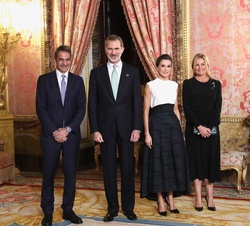Sus Majestades los Reyes junto al Excmo. Sr. Primer Ministro de la República Helénica y Señora María Eva Grabowsky