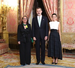 Sus Majestades los Reyes junto a la Excma. Sra. Rebeca Grynspan, Secretaria General Iberoamericana