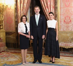 Sus Majestades los Reyes junto a la Excma. Sra. Nancy Pelosi, Presidenta de la Cámara de Representantes de los Estados Unidos de América