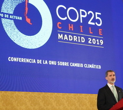 Su Majestad el Rey en el momento en que se dirige a todos los invitados presentes en el Salón de Columnas