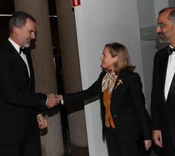 Su Majestad el Rey recibe el saludo de Nadia Calviño, ministra en funciones de Economía y Empresa