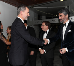 Sus Majestades los Reyes reciben el saludo de la autoridades presentes y organizadores de los premios "Mariano de Cavia", "Luca de Tena