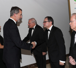 Don Felipe y Doña Letizia reciben el saludo de los galardonados y los organizadores de los galardones