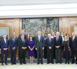 Fotografía de grupo de Su Majestad el Rey con la Presidenta Nancy Pelosi, acompañados por una delegación de la Cámara de Representantes de los Estados