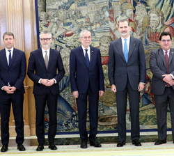 Don Felipe junto al secretario de Estado para la Unión Europea, Luis Marco Aguiriano Nalda; el embajador de la República de Austria en España, Christi