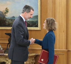 Su Majestad el Rey recibe el saludo de la presidenta del Congreso de los Diputados, Doña Meritxell Batet Lamaña