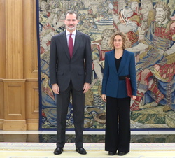 Su Majestad el Rey acompañado por la presidenta del Congreso de los Diputados, Doña Meritxell Batet Lamaña