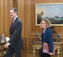 Su Majestad el Rey acompañado por la presidenta del Congreso de los Diputados, Doña Meritxell Batet Lamaña, se dirigen al despacho de Don Felipe