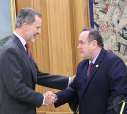 Don Felipe recibe el saludo del presidente electo de la República de Guatemala, Alejandro Giammattei