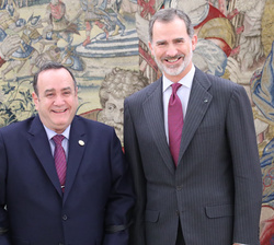 Su Majestad el Rey junto al presidente electo de la República de Guatemala, Alejandro Giammattei