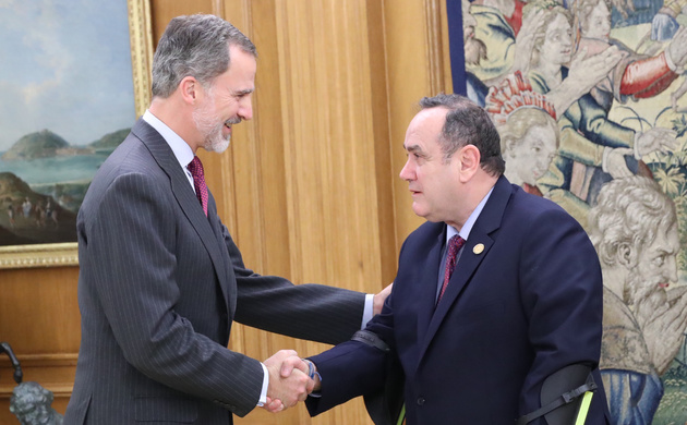 Don Felipe recibe el saludo del presidente electo de la República de Guatemala, Alejandro Giammattei