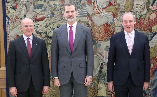 Su Majestad el Rey junto a los señores Greco y Cancio, CEO Mundial de Zurich Insurance y presidente del Grupo Zurich en España, respectivamente