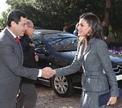 Su Majestad la Reina recibe el saludo del presidente de la Junta de Andalucía, Juan Manuel Moreno