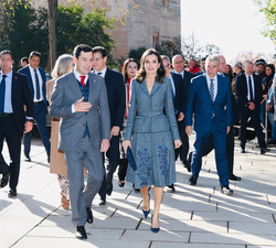 Su Majestad la Reina se dirige al Palacio de Carlos V junto a las autoridades