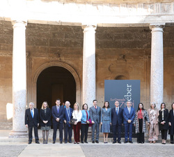 Su Majestad la Reina junto a las autoridades en el zaguán del Palacio de Carlos V