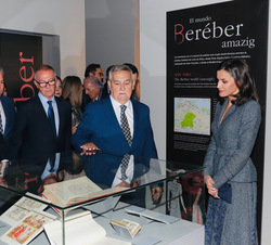 Su Majestad la Reina al inicio de su recorrido por la exposición