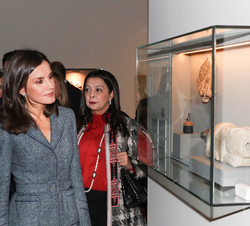 Durante su recorrido por la exposición Doña Letizia observa la colección Fundación Mezían