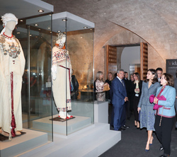 Doña Letizia durante su visita a la exposición de maniquíes con textiles de la colección Mezían