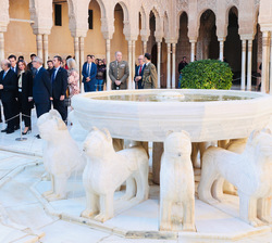 Su Majestad la Reina a su paso por el Patio de los Leones junto a la comitiva que le acompaña