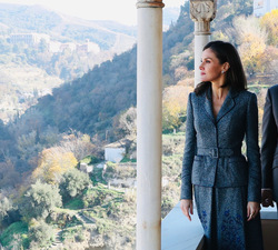 Doña Letizia contempla las vistas y el paisaje desde la Alhambra