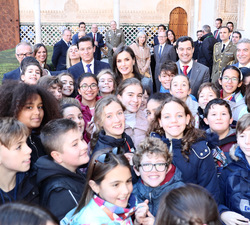 Doña Letizia junto a un grupo de estudiantes durante su visita
