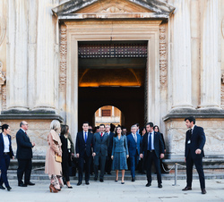 Su Majestad la Reina a la finalización de su visita junto a las autoridades