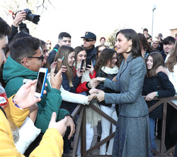 Doña Letizia recibe el saludo de alumnos que se encontraban en los alrededores
