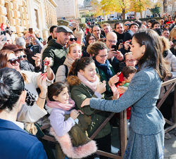 El público asistente saluda a Su Majestad la Reina a su salida de la Alhambra