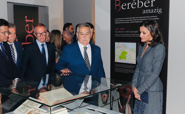Su Majestad la Reina al inicio de su recorrido por la exposición