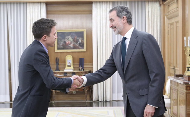 Su Majestad el Rey recibe el saludo del representante de Más País-Equo, Don Íñigo Errejón Galván