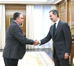 Su Majestad el Rey recibe el saludo del representante de Foro de Ciudadanos, Don Isidro Manuel Martínez Oblanca