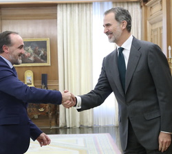 Su Majestad el Rey recibe el saludo del representante de Unión del Pueblo Navarro, Don Javier Esparza Abaurrea