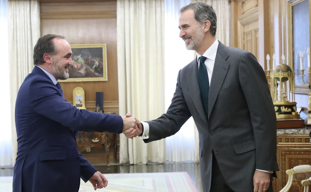 Su Majestad el Rey recibe el saludo del representante de Unión del Pueblo Navarro, Don Javier Esparza Abaurrea
