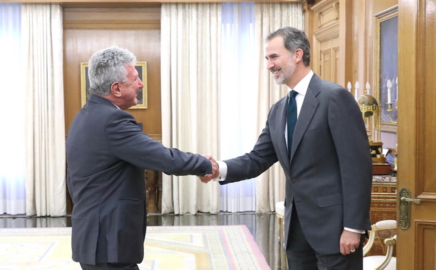 Su Majestad el Rey recibe el saludo del representante de Nueva Canarias-Coalición Canaria, Don Pedro Quevedo Iturbe