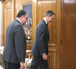 Su Majestad el Rey se dirige a su despacho con el representante de Foro de Ciudadanos, Don Isidro Manuel Martínez Oblanca