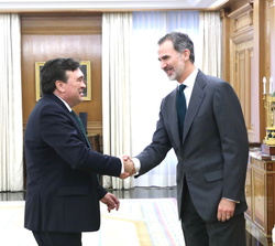 Su Majestad el Rey recibe el saludo del representante de la Agrupación de Electores “Teruel Existe”, Don Tomás José Guitarte Gimeno