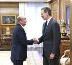 Su Majestad el Rey recibe el saludo del representante del Partido Regionalista de Cantabria, Don José María Ángel Mazón Ramos