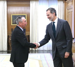 Su Majestad el Rey recibe el saludo del representante de Més Compromís, Don Joan Baldoví Roda