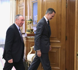 Su Majestad el Rey se dirige a su despacho con el representante de Més Compromís, Don Joan Baldoví Roda