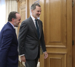 Su Majestad el Rey se dirige a su despacho con el representante de Unión del Pueblo Navarro, Don Javier Esparza Abaurrea