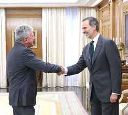 Su Majestad el Rey recibe el saludo del representante de Nueva Canarias-Coalición Canaria, Don Pedro Quevedo Iturbe