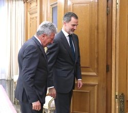 Su Majestad el Rey se dirige a su despacho con el representante de Nueva Canarias-Coalición Canaria, Don Pedro Quevedo Iturbe