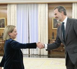 Su Majestad el Rey recibe el saludo de la representante de Coalición Canaria-Nueva Canarias, Doña Ana María Oramas González-Moro